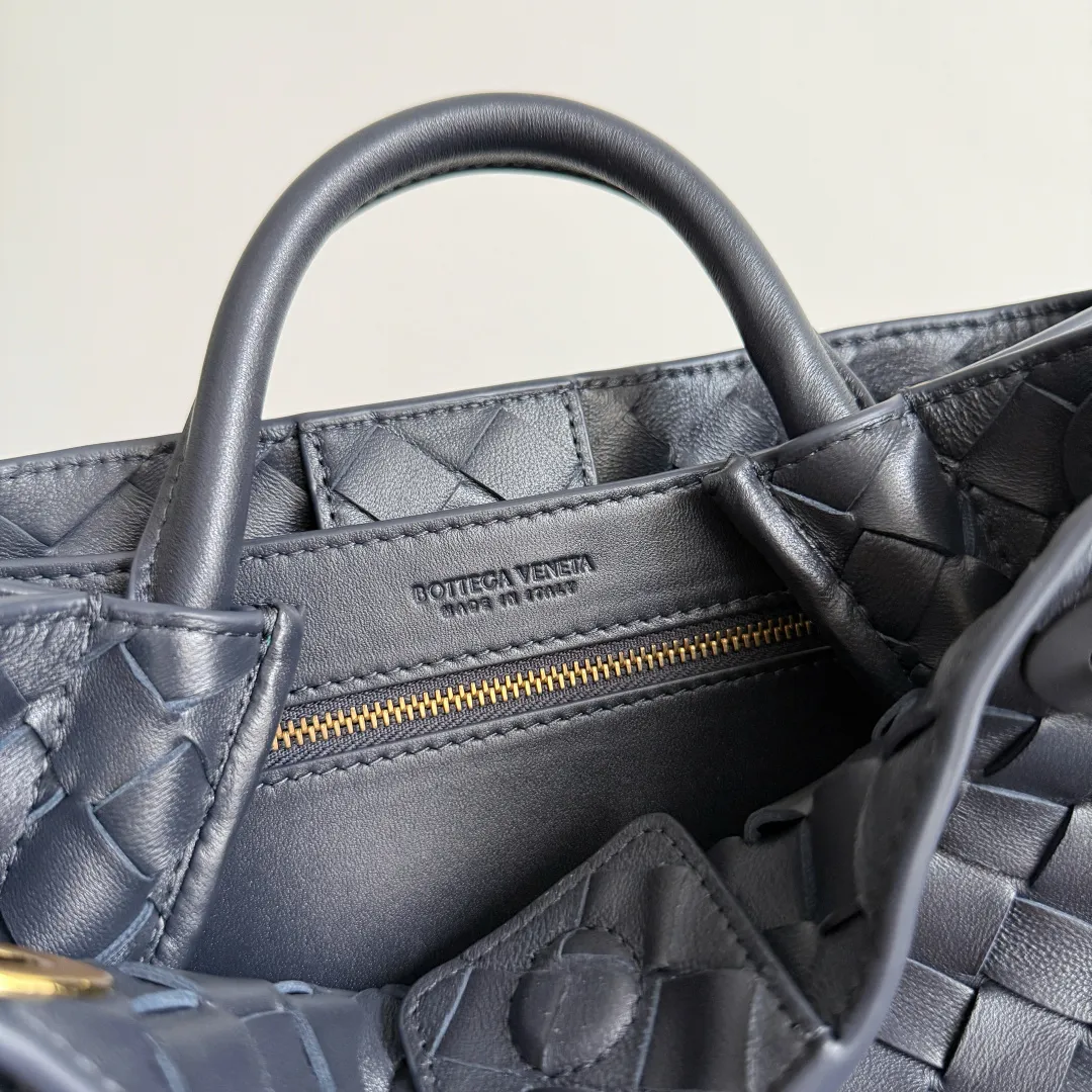 The new Andiamo batch of 3060 BV is shipped‼ ️The classic intercciato weaving process is used to create a soft bag, the metal knot is made of micro-cast aluminum using jewelry technology🪢, and the decorative beads are made of metal and hand-polished oak, allowing you to jump repeatedly between elegance and fun💃, making it unpredictable. Classic and versatile, it shows off your temperament, and the bag has a large capacity, making it very convenient for daily commuting! It has a variety of carrying methods, the shoulder straps can be adjusted by yourself, the original lambskin feels soft and delicate, and the unisex style breaks gender boundaries and brings a more practical and long-lasting use experience. The Andiamo, which has both elegant and casual styles, perfectly interprets the "fashionable old money style". Style number: 743568+wood hardware Color: space blue gold buckle Size: 25*22*10.5cm